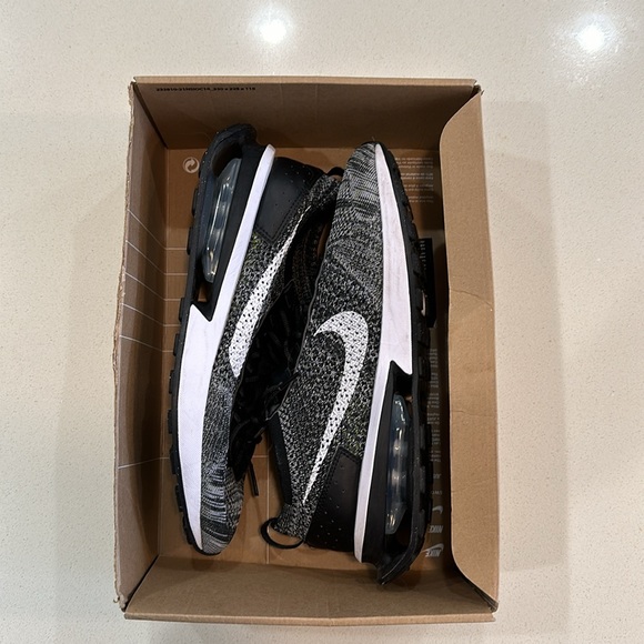 Nike Air Max Flyknit Racer - Picture 8 of 8